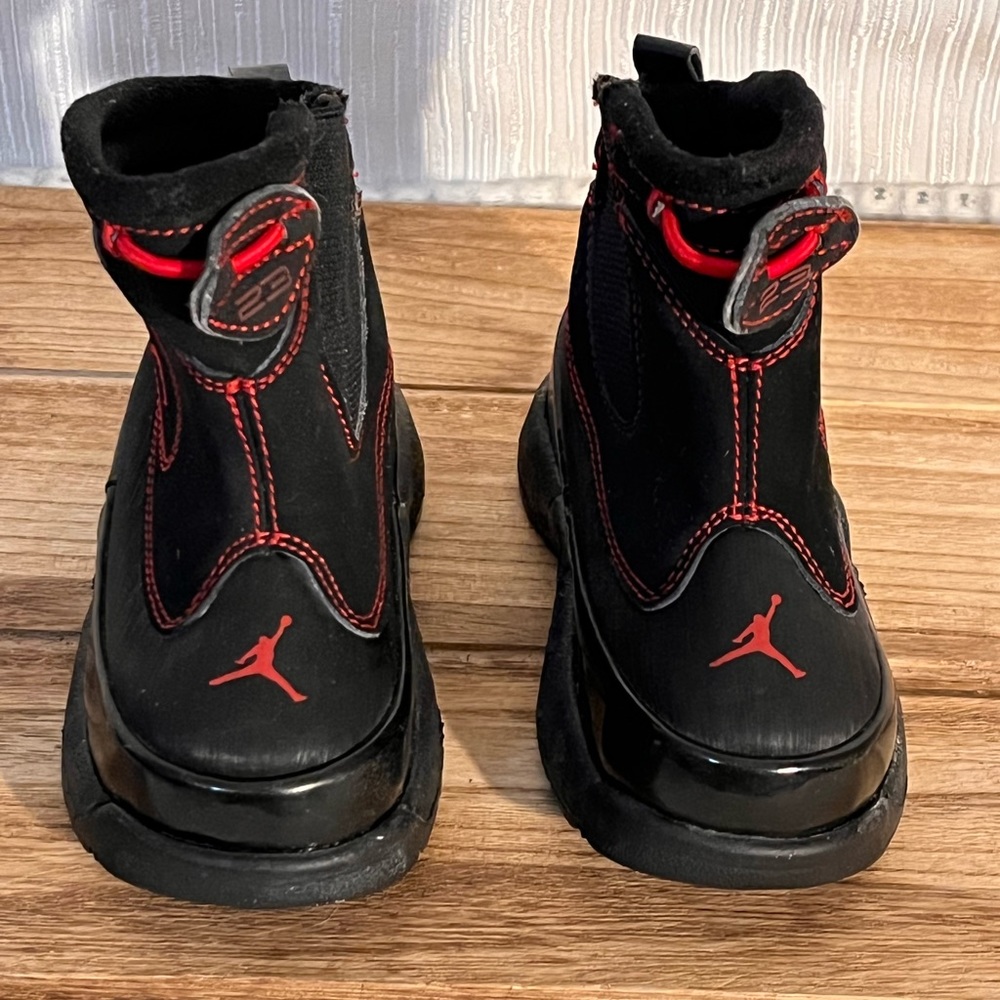 Nike Air Jordan OT
Toddlers Boots Black Red.